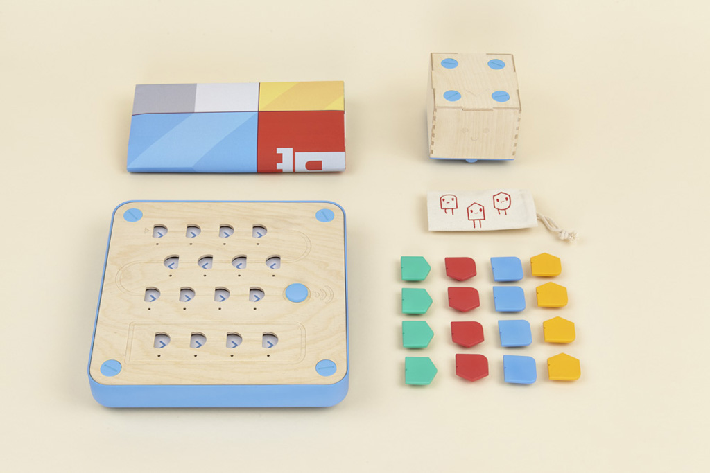 Il kit gioco di Cubetto contiene il robottino, la console, i 16 blocchi, la mappa e il libricino delle attività
